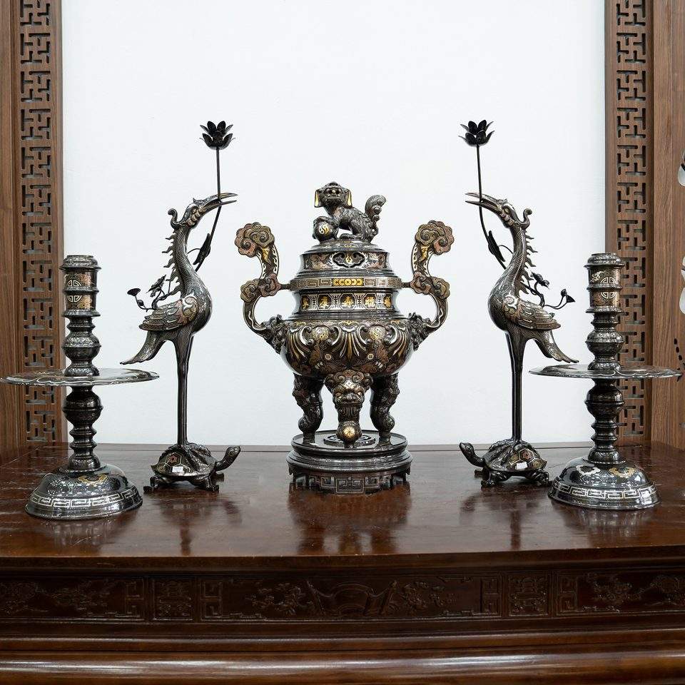 Altar set cast in red bronze, polished and lacquered