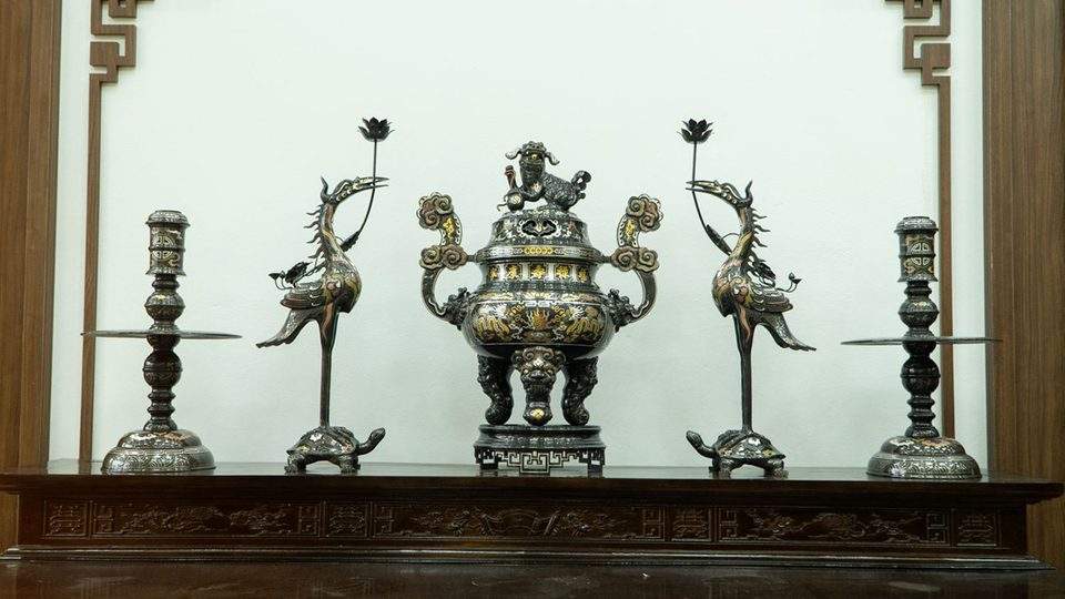 Red bronze censer set with five-colour metal inlay