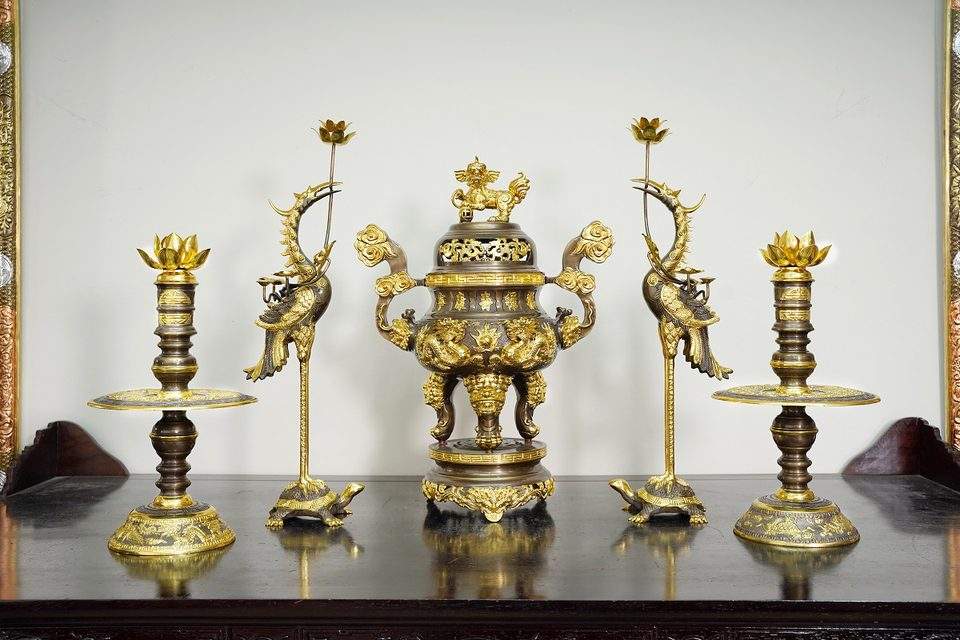 Song Long set with spot gilding on relief highlights