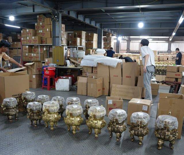 The packing area: censers with wrapped lids waiting beside flat cartons