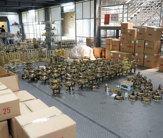 The warehouse floor: censers laid out in size order beside cartons marked by item and size